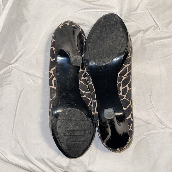 Bandolino Giraffe Print Platform Heels - Picture 5 of 8